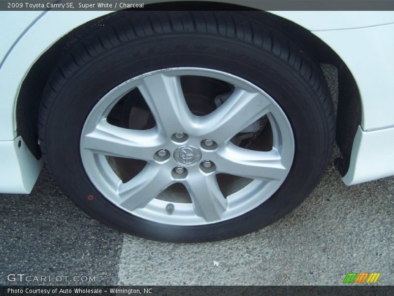 Super White / Charcoal 2009 Toyota Camry SE