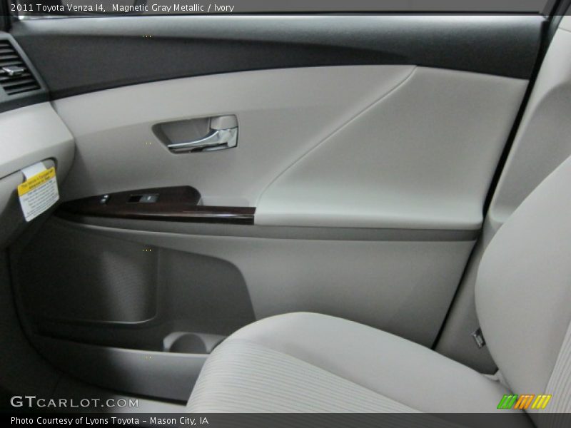 Magnetic Gray Metallic / Ivory 2011 Toyota Venza I4
