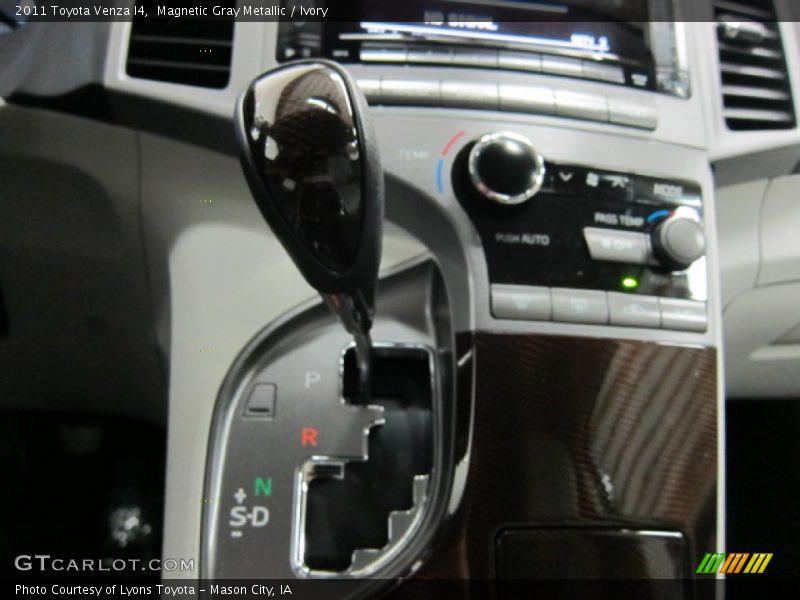 Magnetic Gray Metallic / Ivory 2011 Toyota Venza I4