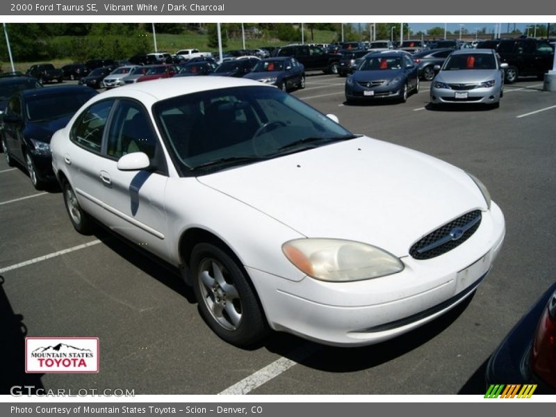 Vibrant White / Dark Charcoal 2000 Ford Taurus SE