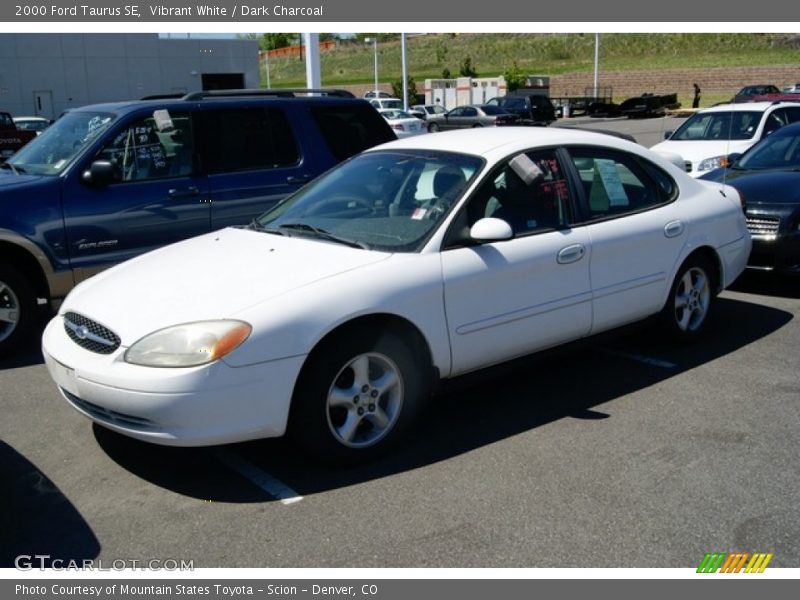 Vibrant White / Dark Charcoal 2000 Ford Taurus SE