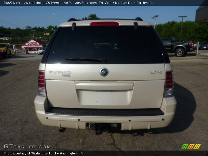 Ivory Parchment Tri-Coat / Medium Dark Parchment 2005 Mercury Mountaineer V8 Premier AWD