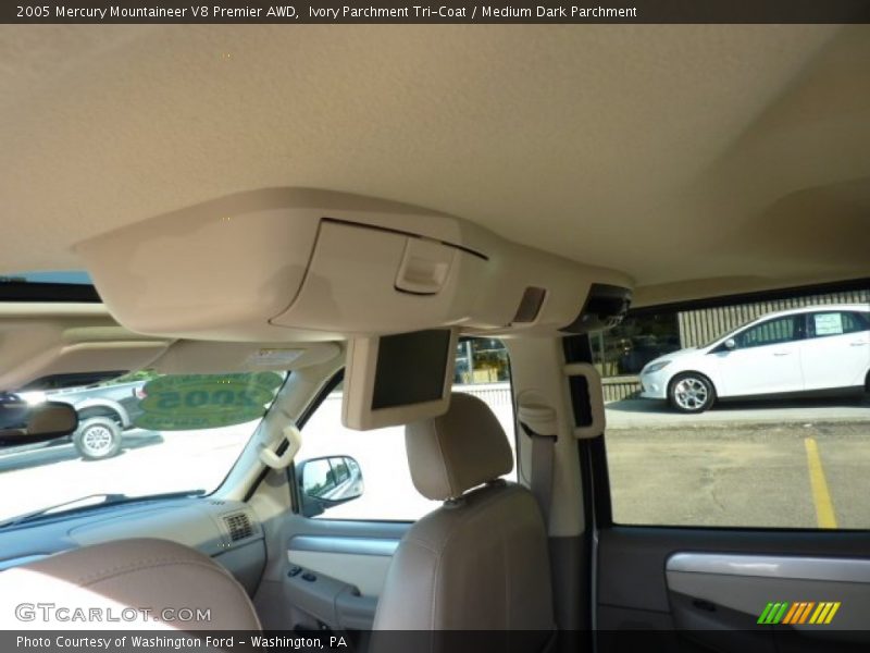 Ivory Parchment Tri-Coat / Medium Dark Parchment 2005 Mercury Mountaineer V8 Premier AWD