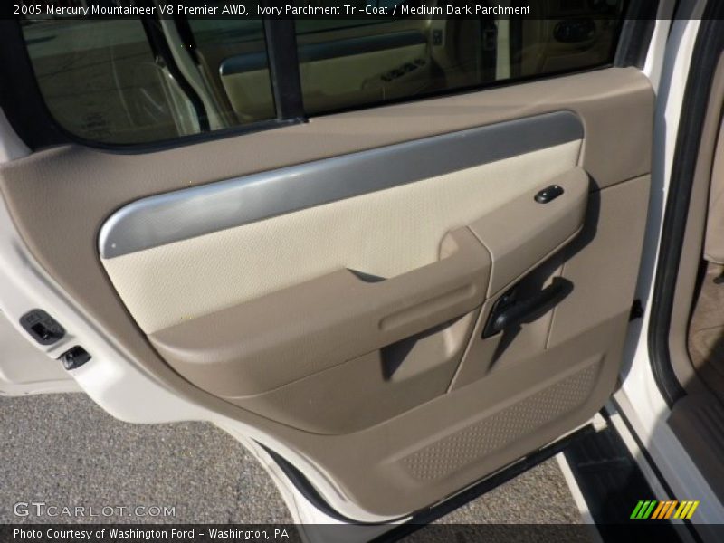 Ivory Parchment Tri-Coat / Medium Dark Parchment 2005 Mercury Mountaineer V8 Premier AWD