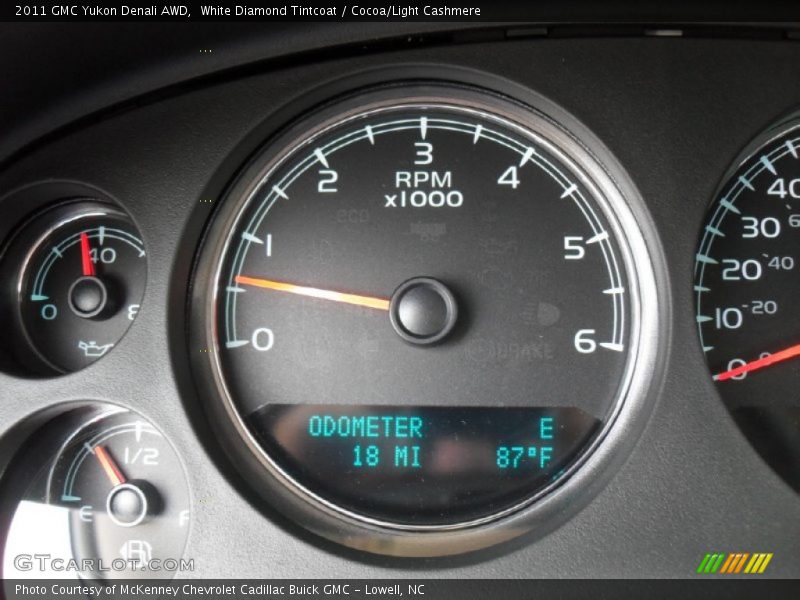 White Diamond Tintcoat / Cocoa/Light Cashmere 2011 GMC Yukon Denali AWD