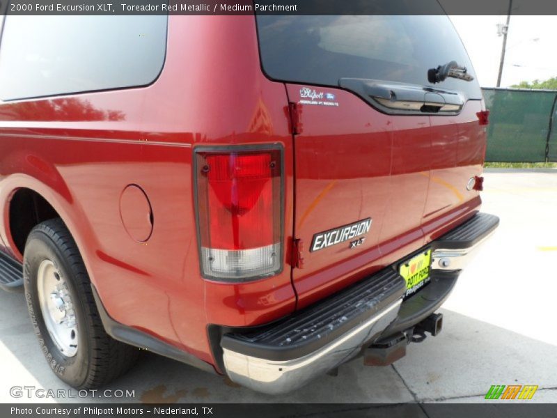 Toreador Red Metallic / Medium Parchment 2000 Ford Excursion XLT
