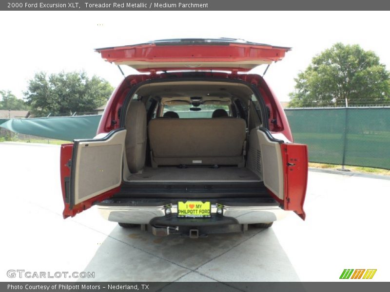 Toreador Red Metallic / Medium Parchment 2000 Ford Excursion XLT