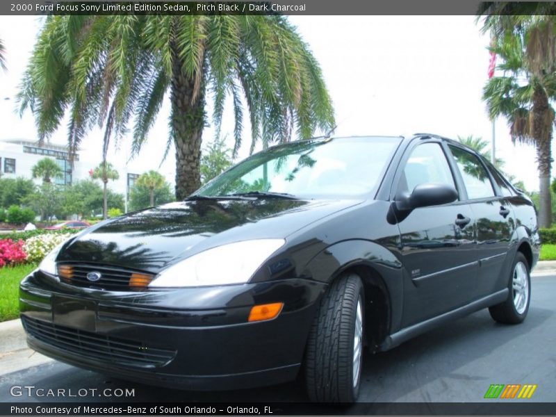 Front 3/4 View of 2000 Focus Sony Limited Edition Sedan