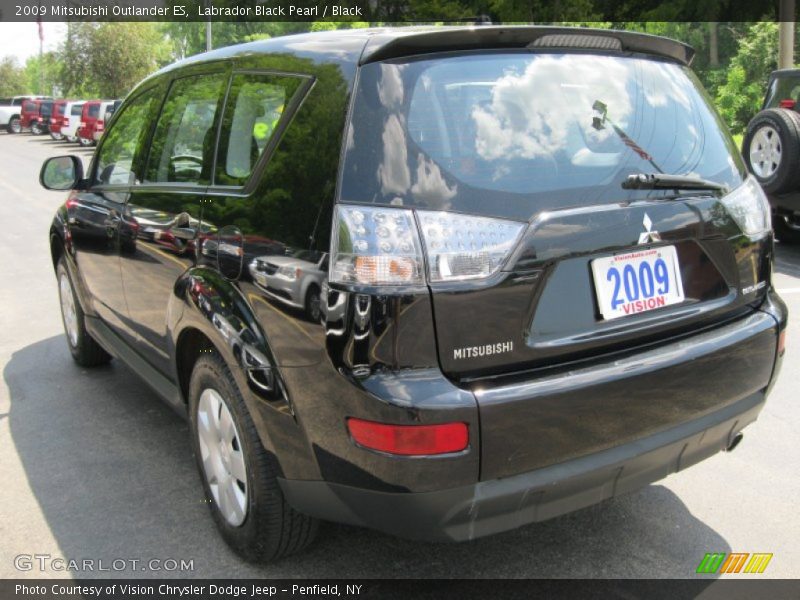 Labrador Black Pearl / Black 2009 Mitsubishi Outlander ES