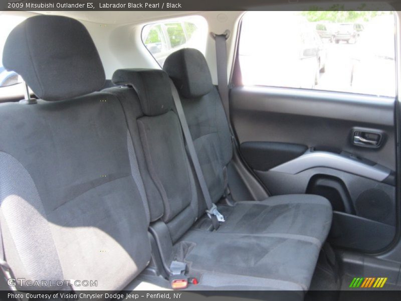 Labrador Black Pearl / Black 2009 Mitsubishi Outlander ES