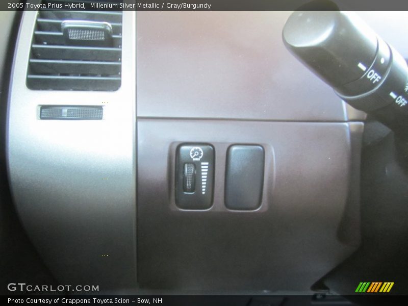 Millenium Silver Metallic / Gray/Burgundy 2005 Toyota Prius Hybrid