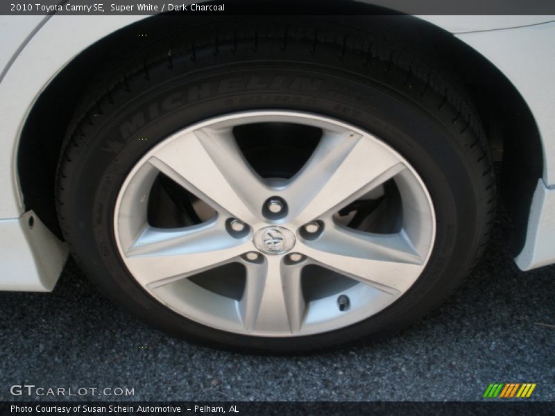 Super White / Dark Charcoal 2010 Toyota Camry SE