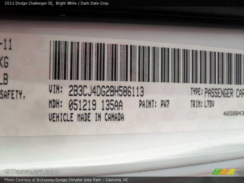 Bright White / Dark Slate Gray 2011 Dodge Challenger SE