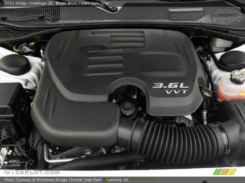Bright White / Dark Slate Gray 2011 Dodge Challenger SE
