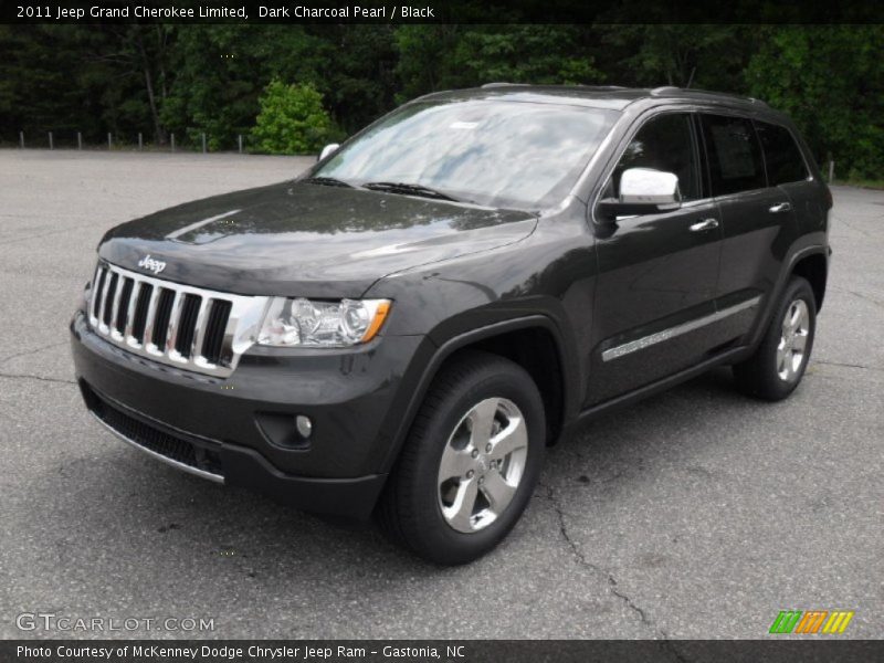 Front 3/4 View of 2011 Grand Cherokee Limited