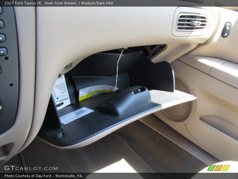 Silver Frost Metallic / Medium/Dark Flint 2007 Ford Taurus SE