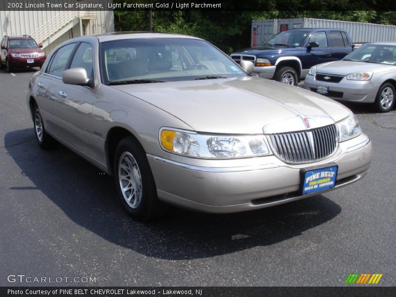 Light Parchment Gold / Light Parchment 2002 Lincoln Town Car Signature