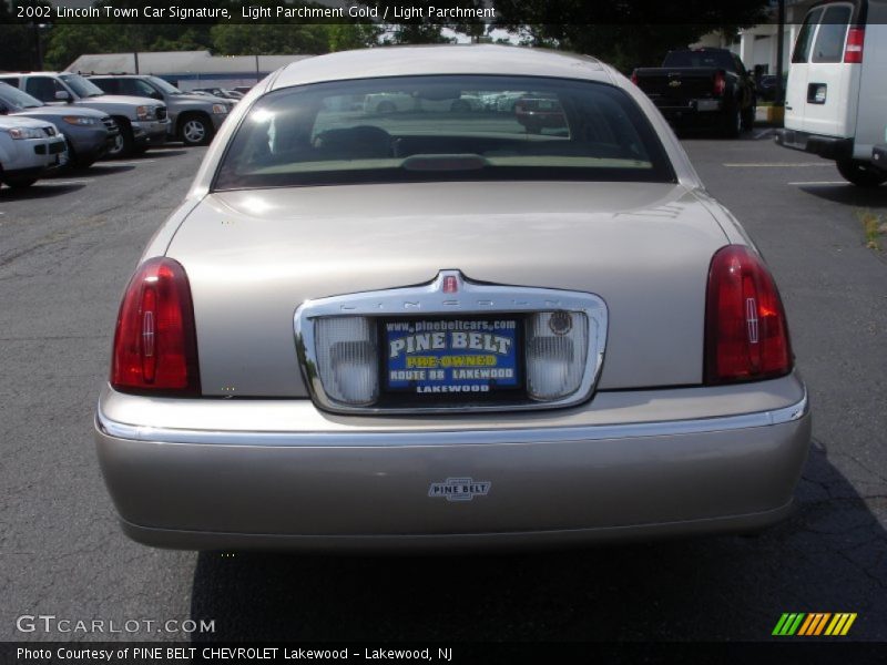Light Parchment Gold / Light Parchment 2002 Lincoln Town Car Signature