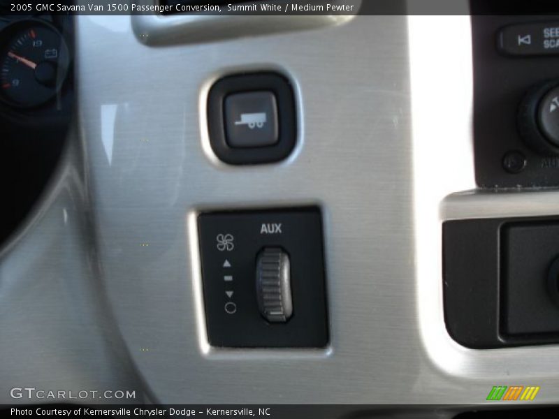 Summit White / Medium Pewter 2005 GMC Savana Van 1500 Passenger Conversion
