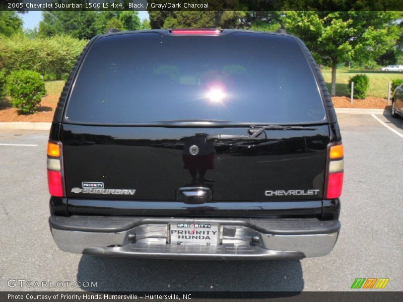 Black / Gray/Dark Charcoal 2005 Chevrolet Suburban 1500 LS 4x4