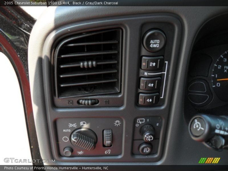 Black / Gray/Dark Charcoal 2005 Chevrolet Suburban 1500 LS 4x4