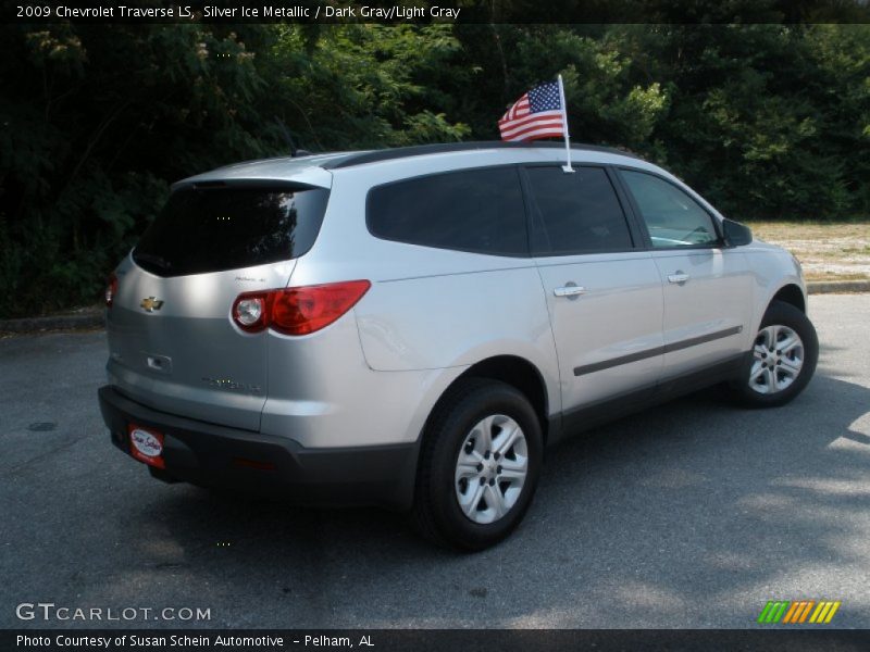Silver Ice Metallic / Dark Gray/Light Gray 2009 Chevrolet Traverse LS