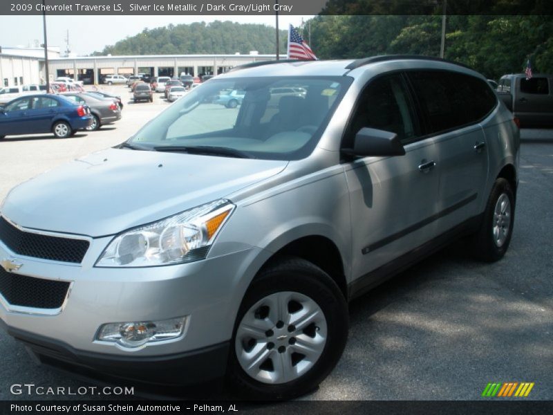 Silver Ice Metallic / Dark Gray/Light Gray 2009 Chevrolet Traverse LS