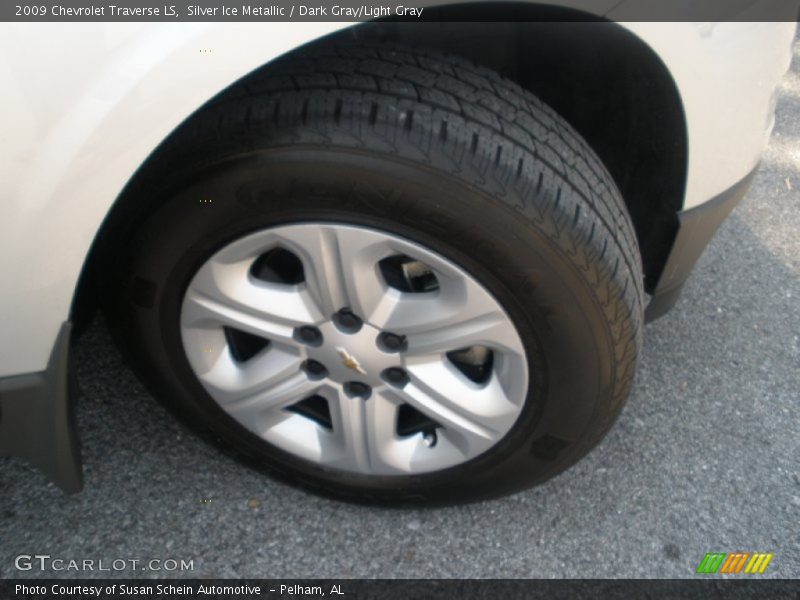 Silver Ice Metallic / Dark Gray/Light Gray 2009 Chevrolet Traverse LS