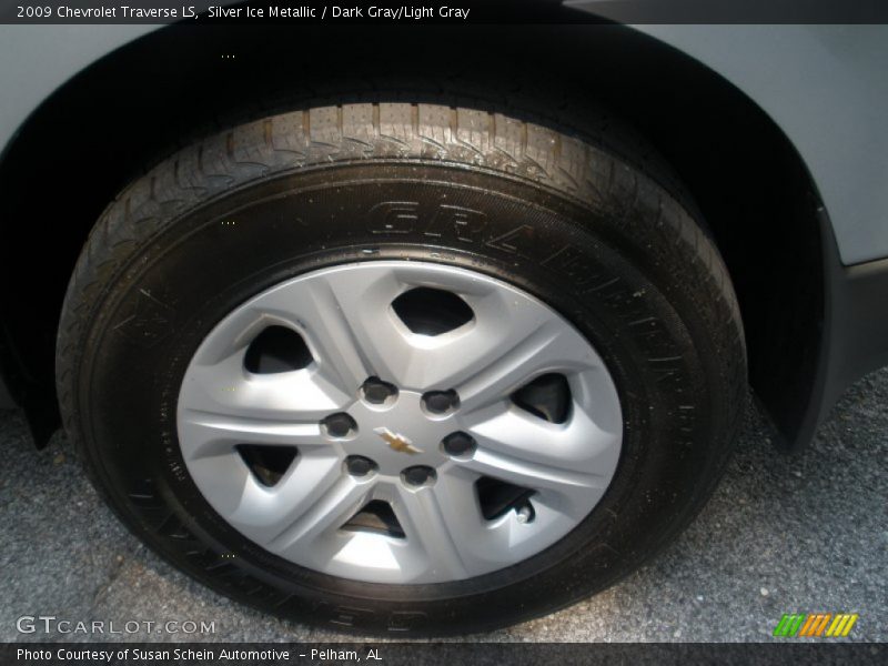 Silver Ice Metallic / Dark Gray/Light Gray 2009 Chevrolet Traverse LS