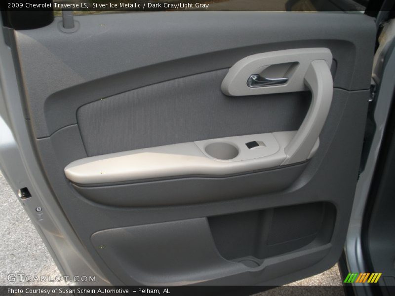 Silver Ice Metallic / Dark Gray/Light Gray 2009 Chevrolet Traverse LS
