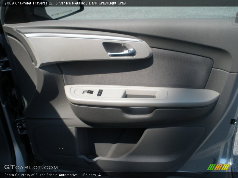 Silver Ice Metallic / Dark Gray/Light Gray 2009 Chevrolet Traverse LS