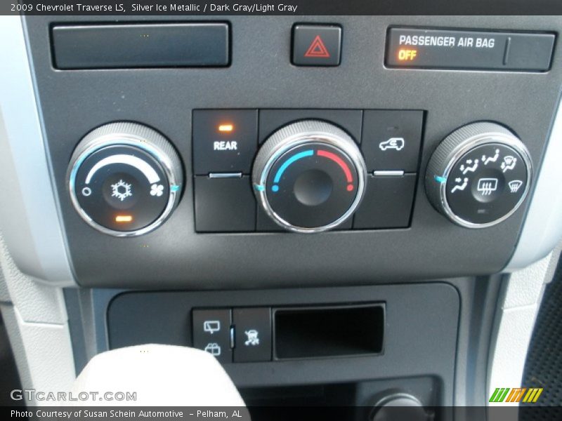 Silver Ice Metallic / Dark Gray/Light Gray 2009 Chevrolet Traverse LS