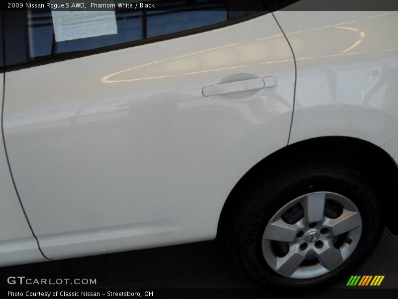 Phantom White / Black 2009 Nissan Rogue S AWD