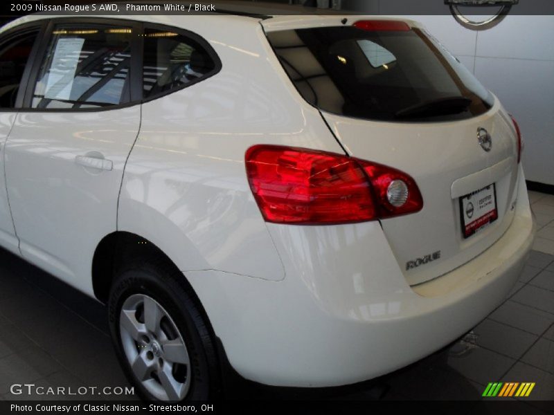 Phantom White / Black 2009 Nissan Rogue S AWD