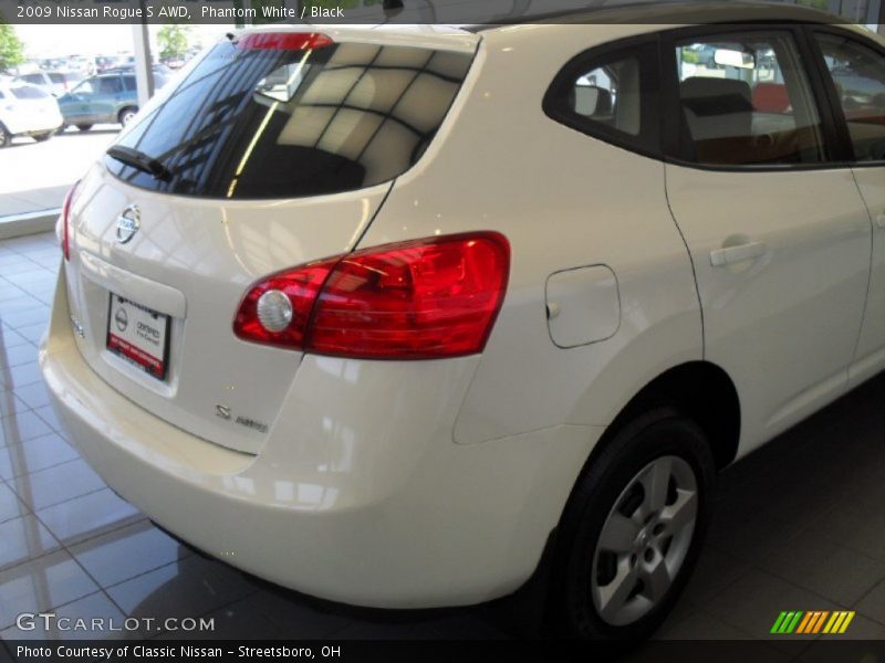Phantom White / Black 2009 Nissan Rogue S AWD