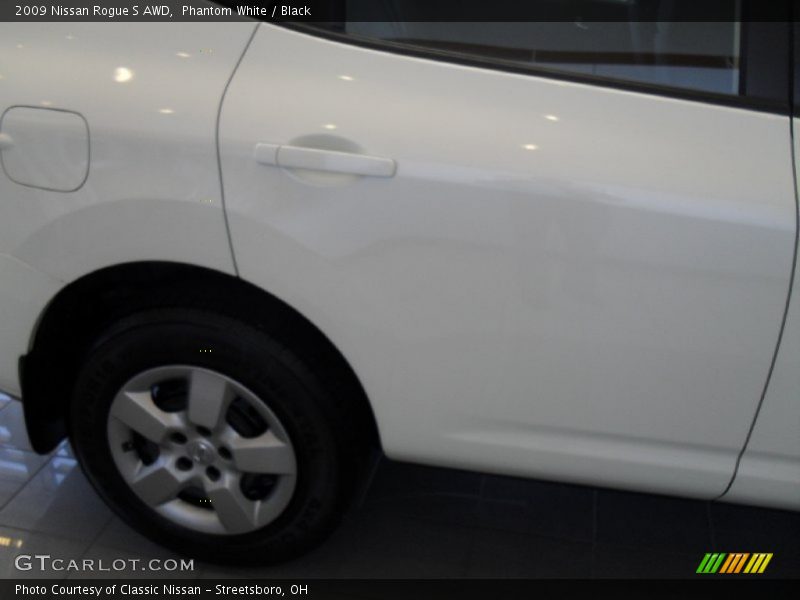 Phantom White / Black 2009 Nissan Rogue S AWD