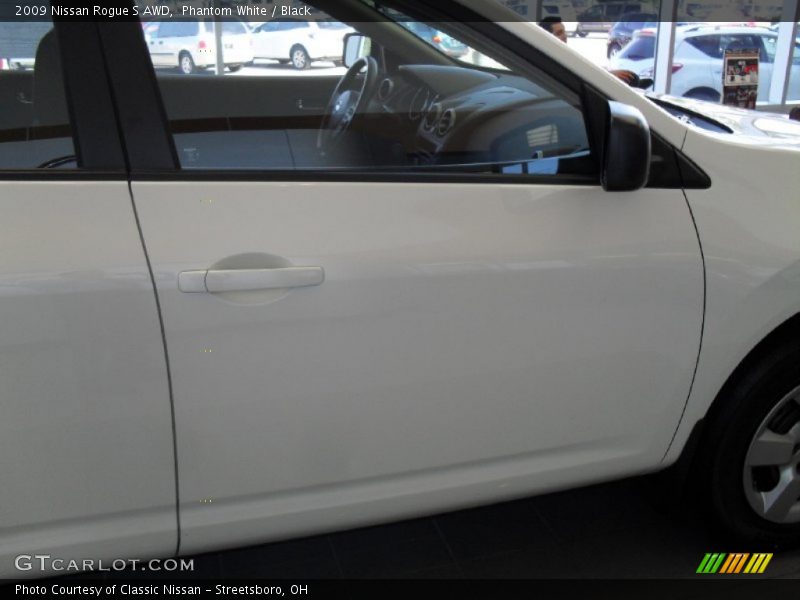 Phantom White / Black 2009 Nissan Rogue S AWD