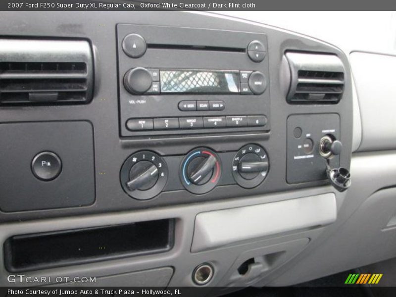 Oxford White Clearcoat / Dark Flint cloth 2007 Ford F250 Super Duty XL Regular Cab