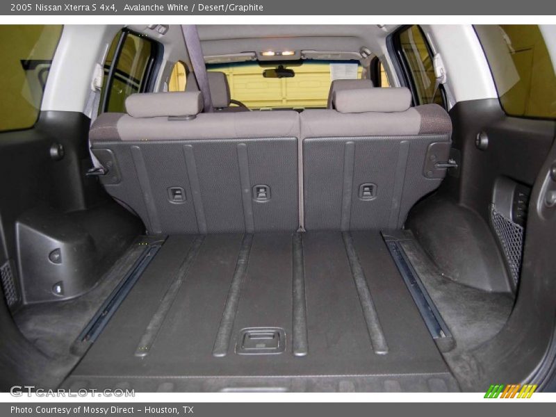 Avalanche White / Desert/Graphite 2005 Nissan Xterra S 4x4