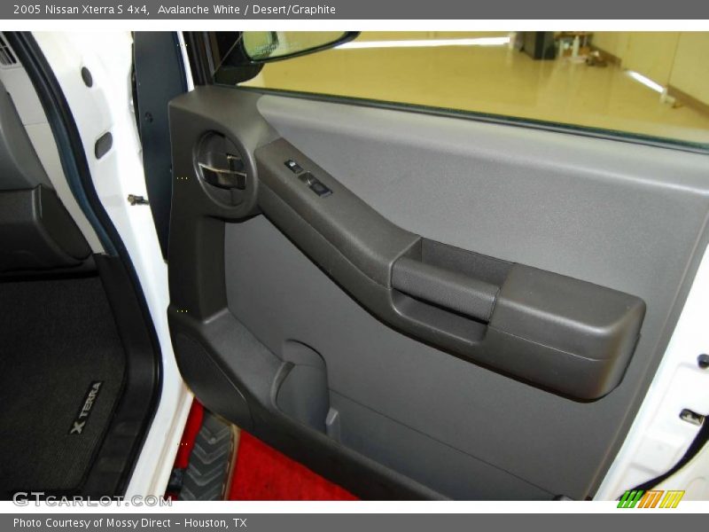 Avalanche White / Desert/Graphite 2005 Nissan Xterra S 4x4