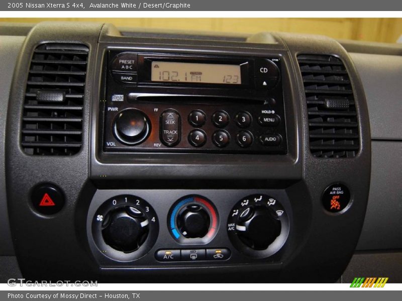 Avalanche White / Desert/Graphite 2005 Nissan Xterra S 4x4