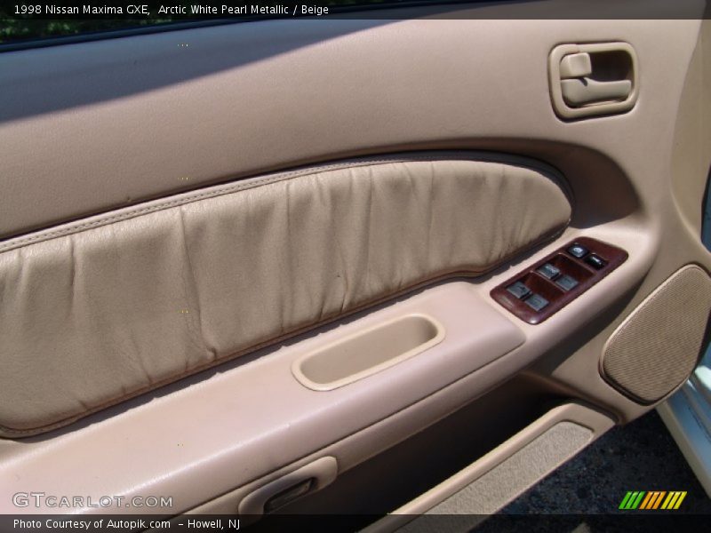 Arctic White Pearl Metallic / Beige 1998 Nissan Maxima GXE