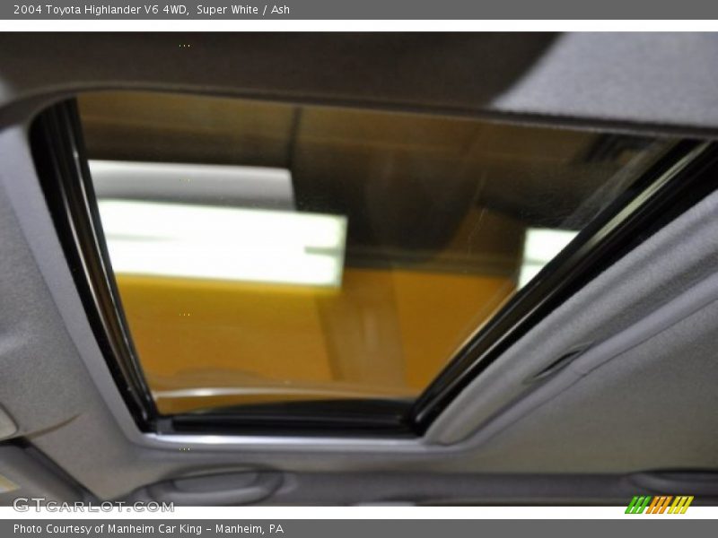 Super White / Ash 2004 Toyota Highlander V6 4WD