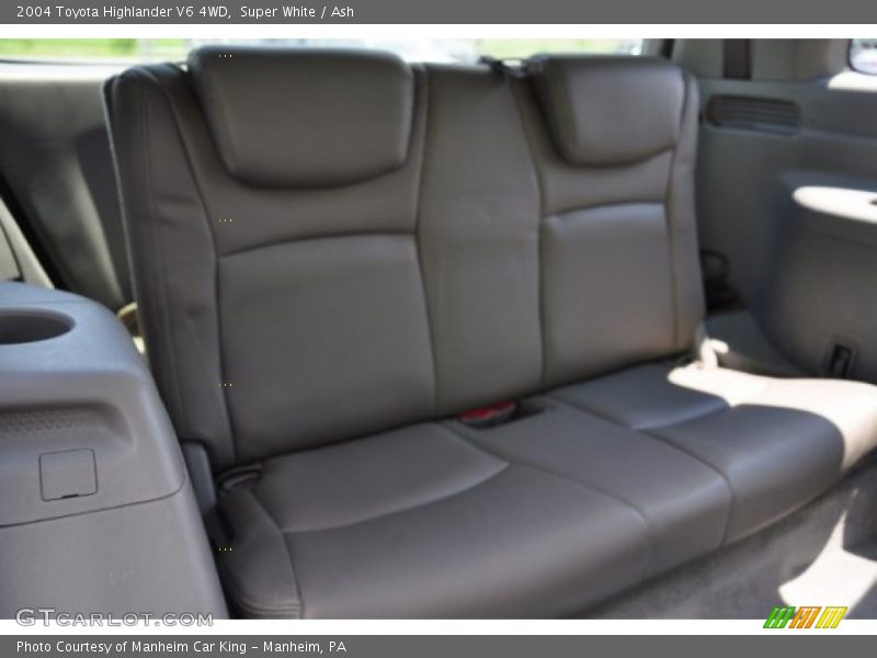 Super White / Ash 2004 Toyota Highlander V6 4WD