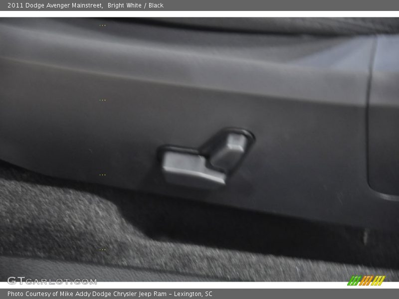 Bright White / Black 2011 Dodge Avenger Mainstreet
