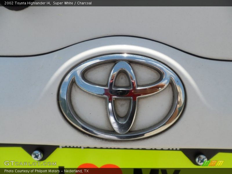 Super White / Charcoal 2002 Toyota Highlander I4