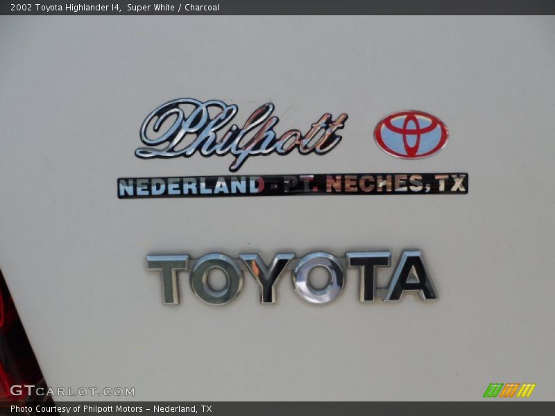 Super White / Charcoal 2002 Toyota Highlander I4