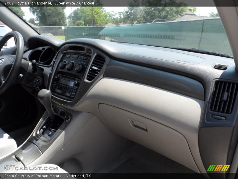 Super White / Charcoal 2002 Toyota Highlander I4