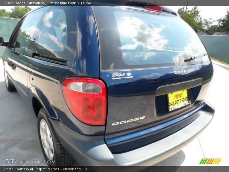 Patriot Blue Pearl / Taupe 2002 Dodge Caravan SE