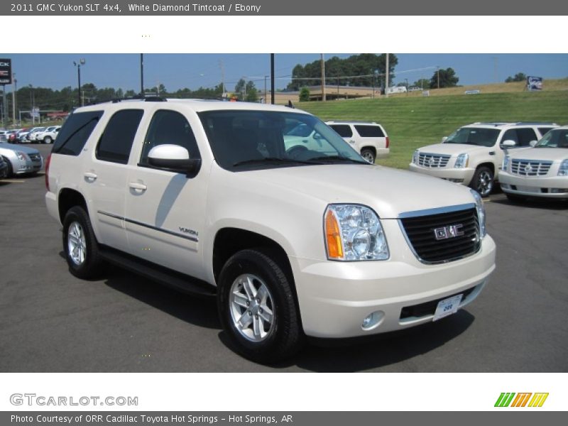 Front 3/4 View of 2011 Yukon SLT 4x4